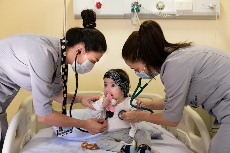 Pediatricians Hrachuhi Ghazaryan and Seda Harutyunyan examine the lungs of 9-month-old Nare Grigoryan who has bronchiolitis, at Wigmore Clinic in Yerevan, Armenia on 8 November 2021. Like many countries, Armenia is confronted with the public health challenge of antimicrobial resistance (AMR). However, the country is taking steps to curtail the overuse of antimicrobials (antibiotics, antivirals, antifungals, and antiparasitics). With funds from the European Union, WHO’s Regional Office for Europe has assisted Armenia’s Ministry of Health to improve guidelines on the management and treatment of common infections (including community-acquired pneumonia, pharyngitis, urinary tract infections, ear infections), and COVID-19. WHO and the Ministry of Health are introducing these guidelines to primary health care providers throughout Armenia. The guidelines include information on the rational use of antimicrobials to help practitioners orient themselves quickly, and follow a unified approach to treatment, while also considering individual factors. Professionals like Doctor Hrachuhi Ghazaryan, Head of Pediatric Service at the Wigmore Clinic, have introduced these improved guidelines to over 1600 local general practitioners, family doctors and pediatricians, therefore raising AMR awareness. The pediatric service at the pediatric service at the Wigmore Clinic, in the center of Yerevan, was established in 2018. Since then, it has become one of the leading pediatric services in the country for treating complicated pediatric medical conditions. The team treats around 150 children as outpatients daily and cares for up to 20 children in the wards. Over the course of a year, around 1500 children are treated in the pediatric inpatient department. Wigmore Clinic is privately owned; however, most pediatric services can be accessed with a state-issued prescription. Their main goal is to provide high-quality, accessible health care for all children but because of the sharp rise in patients in the last two years, they consistently experience bed shortages during high morbidity seasons.