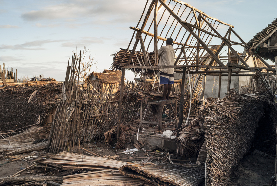 On 14 February 2022, a resident of the district of Anosinakoho tries to repair his house which was badly damaged by tropical cyclone Batsirai. Since January 2022, multiple extreme weather events have damaged homes and public infrastructure in Madagascar, leaving over 760,000 people without access to health and displacing over 168,000 people. WHO is working with the national health authorities and health partners for a coordinated response effort, including delivering essential medical supplies and medicines and deploying experts in the affected regions. Since January 2022, multiple extreme weather events have damaged homes and public infrastructure in Madagascar, resulted in the death of over 200 people, and left over 650,000 people without access to health care. WHO has been working with national health authorities and partners to respond, including by delivering essential medical supplies and sending experts to the affected areas.