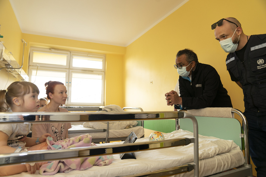 WHO Director-General Dr Tedros Adhanom Ghebreyesus met Alekandra, a refugee from the Kyiv area. Her daughter Yeava, who has Down Syndrome, is being treated for bronchitis. In #Ukraine they hid in shelters and then made their way to Poland.