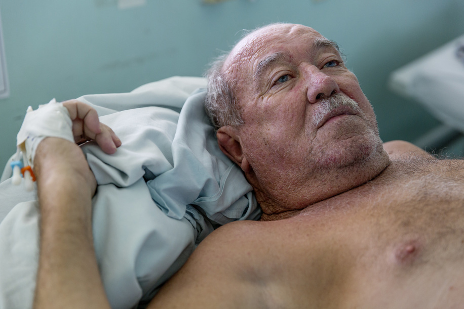 Roberto de Carvalho, aged 69, only recently discovered that he was diabetic after a foot injury. When this wound failed to heal, he was admitted to the hospital where he was then diagnosed with diabetes. He is still in denial about his condition.