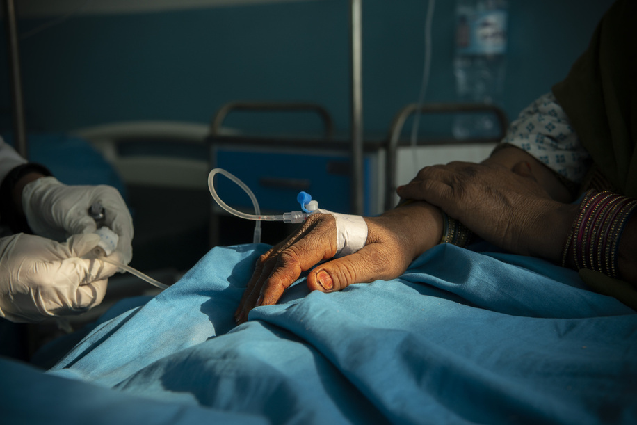 On 23 November 2022, a patient receives chemotherapy treatment in the oncology ward of Kabul's Jumhuriat Hospital - the first and only dedicated cancer ward in the country. The hospital provides prevention, screening, chemotherapy, surgical oncology and palliative care – but the 90 beds are not sufficient to meet growing cancer care needs in Afghanistan.  A 2018 https://www.iaea.org/newscenter/pressreleases/iaea-mission-helps-afghanistan-manage-growing-cancer-burden found that d iagnostic and treatment equipment for cancer is insufficient to cover the country’s needs, and there is a significant lack of qualified medical personnel – such as pathologists, radiologists, radiation oncologists, medical physicists and technicians – to provide adequate cancer care in the country.  Decades of conflict, displacement, disease outbreaks and natural disasters have taken a huge toll in Afghanistan, leaving more than half of the country’s population in need of humanitarian assistance.  Since August 2021, the impact of the economic crisis on basic services has worsened the situation for vulnerable people and weakened the health system’s ability to cope with multiple threats, including widespread malnutrition, a surge in measles cases, COVID-19, acute watery diarrhoea, natural disasters and the increasing need for trauma care and mental health support. https://www.emro.who.int/afg/photo-essays/12-ways-who-supports-health-in-afghanistan.html#:~:text=12%20ways%20WHO%20supports%20health%20in%20Afghanistan%201,...%208%208.%20Tackling%20COVID-19%20...%20Weitere%20Elemente : 12 ways WHO supports health in Afghanistan