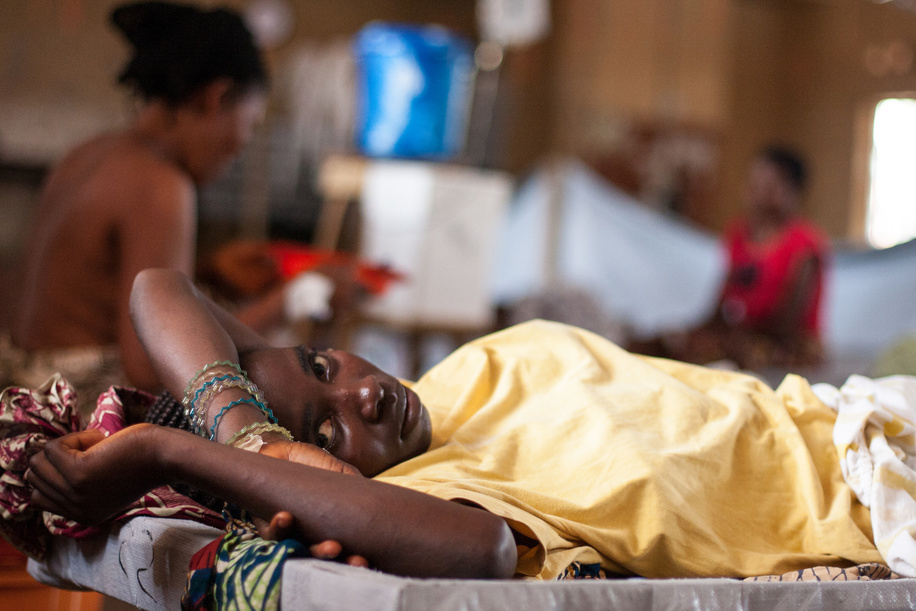 A female patient lying on a bed at the Wellington Cholera Treatment Centre in Freetown, Sierra Leone.

A cholera outbreak in Sierra Leone has killed almost 300 people and affected more than 20 000. Without support to expand and sustain the response operation, as many as 32 000 cases could be expected this year. The World Health Organization (WHO) and the Ministry of Health and Sanitation have established a cholera control and command centre to coordinate the response to what has turned into a national emergency. WHO has brought in experts in epidemiology, surveillance, case management, logistics, social mobilization, water and sanitation from other WHO offices as well as from the International Centre for Diarrhoeal Disease Research, Bangladesh, and the United Kingdom’s Health Protection Agency. Much of the work being done by WHO and partners will help to strengthen the country’s capacity to deal with disease outbreaks in the future. However WHO Representative in Sierra Leone Dr Wondimagegnehu Alemu warns that there is an urgent need for investment in infrastructure to improve safe water supply and sanitation. “Water and sanitation is going to remain a long-term challenge, particularly in the slums in Freetown where people are at high risk of diarrhoeal disease,” he says.
By 27 September 2012, reports of cholera cases were continuing to decrease and the death rates had reduced to less than 1% of cases in 3 out of the 12 affected districts. Some cholera treatment units in Freetown operated by nongovernmental organizations have closed due to reduced cases. However, in the recently affected districts, new cases are still coming in and work must continue to control the outbreak and prevent further deaths from this treatable disease.