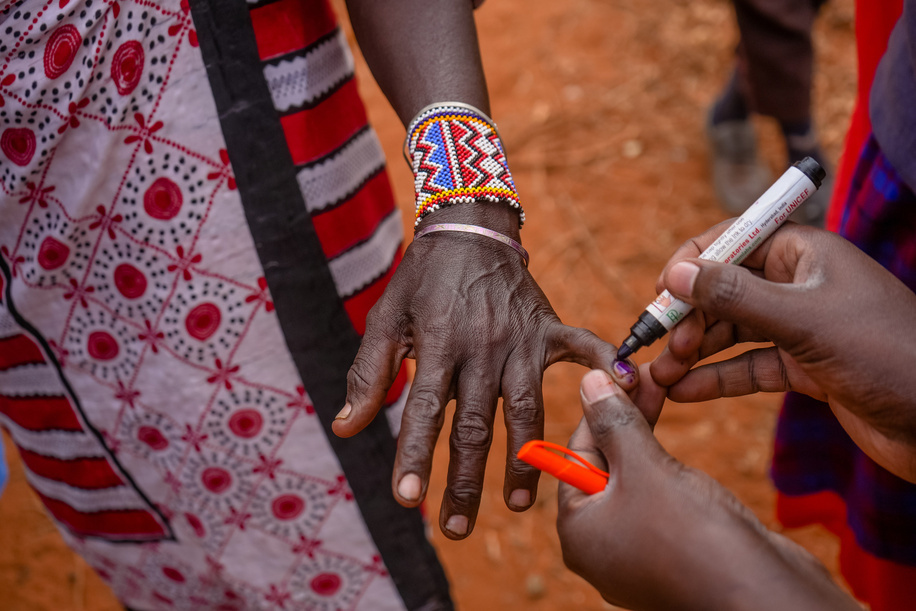 A woman from the local Maasai community gets a mark on her finger to indicate that she has received oral cholera vaccine (OCV) by the roadside in Ilkilunyeti, Kajiado, on 6 August 2023.  The OCV campaign was held from 3 - 12 August 2023 as part of the ongoing response to a cholera outbreak which was first reported in Kenya in October 2022. More than 1800 vaccinators and 900 volunteers were involved in the campaign, which reached almost 1.7 million people in 8 sub-counties.