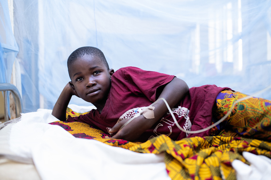 Precious Nelson, 10, is treated for malaria and symptoms of what appears to be yellow fever at the central hospital in Owa-Alero. 

The World Health Organization (WHO) is supporting the Nigeria Centre for Disease Control and health authorities in the states of Delta and Enugu to respond to an outbreak of yellow fever that was confirmed in early November 2020. 

WHO and partners are assisting with case investigation, case management and community engagement, among other activities. In addition, in response to this outbreak a planned yellow fever vaccination campaign in Delta was brought forward, starting on 10 November.

Nigeria had been reporting suspected cases of the yellow fever in all 36 states and the federal capital territory since its outbreak in September 2017 and is one of the countries implementing the global eliminate yellow fever epidemics (EYE) strategy. As part of the strategy, Nigeria has developed a 10-year strategic plan for the elimination of yellow fever epidemics. Through this strategy, the country plans to vaccinate at least 80% of the target population in all states by 2026.

For more information on yellow fever: <a target='_blank' href='https://www.who.int/health-topics/yellow-fever'>https://www.who.int/health-topics/yellow-fever</a>