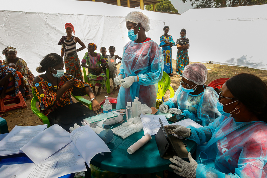 On 26 February 2021 Nurse N'dore Kassie prepares to administer a dose of the rVSV-ZEBOV Ebola vaccine to a woman in the community of Gouéké. 
 
This is the first time the disease has been reported in Guinea since the previous outbreak ended in 2016. The Ministry of Health of the Republic of Guinea announced a new outbreak of Ebola virus disease on 14 February 2021 after a cluster of cases was reported in in the sub-prefecture of Gouéké, N’Zérékoré Region.
 
WHO is supporting the Government-led response to set up testing, treatment structures, and with medical supplies, vaccines, therapeutics, and diagnostic capacities to quickly contain the outbreak.