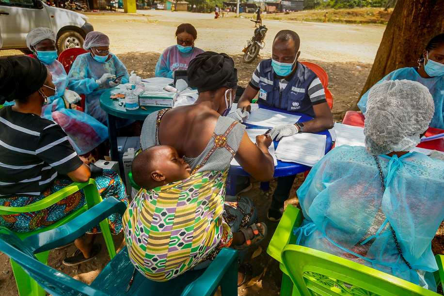 On 26 February 2021 Nurse N’dore Kassie (centre left) and WHO’s Dr Kassie Doré (right) help members of the community of Gouéké read through consent forms prior to receiving the rVSV-ZEBOV Ebola vaccine.
 
This is the first time the disease has been reported in Guinea since the previous outbreak ended in 2016. The Ministry of Health of the Republic of Guinea announced a new outbreak of Ebola virus disease on 14 February 2021 after a cluster of cases was reported in in the sub-prefecture of Gouéké, N’Zérékoré Region.
 
WHO is supporting the Government-led response to set up testing, treatment structures, and with medical supplies, vaccines, therapeutics, and diagnostic capacities to quickly contain the outbreak.