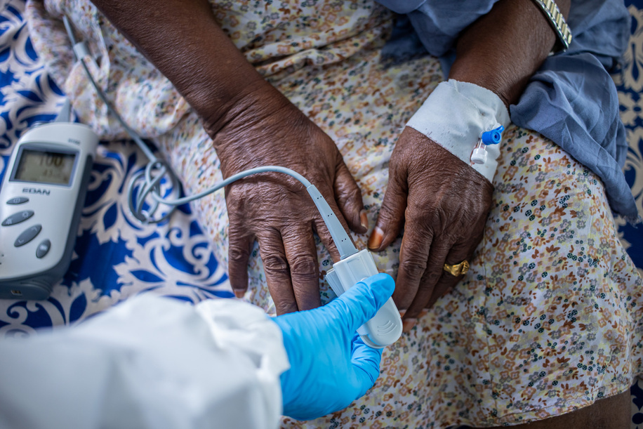 On 12 May 2020 a health worker uses a finger pulse oximeter to measure levels of oxygen saturation in the blood of a patient at De Martini Hospital. The De Martini COVID-19 isolation center in the Banaadir region of Somalia is supported by WHO.