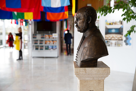 A bust commemorating the second centenary of the birth of Ignaz Semmelweis, renowned Hungarian doctor, was ceremonially unveiled at the World Health Organization main building on 25 January 2019.