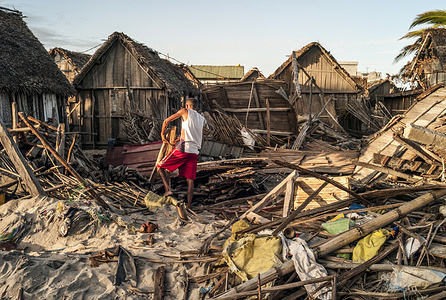 On 14 February 2022, a man recovers material to rebuild his house in the district of Anosinakoho, Mananjary, after it was completely destroyed by cyclone Batsirai. Since January 2022, multiple extreme weather events have damaged homes and public infrastructure in Madagascar, leaving over 760,000 people without access to health and displacing over 168,000 people. WHO is working with the national health authorities and health partners for a coordinated response effort, including delivering essential medical supplies and medicines and deploying experts in the affected regions. Since January 2022, multiple extreme weather events have damaged homes and public infrastructure in Madagascar, resulted in the death of over 200 people, and left over 650,000 people without access to health care.