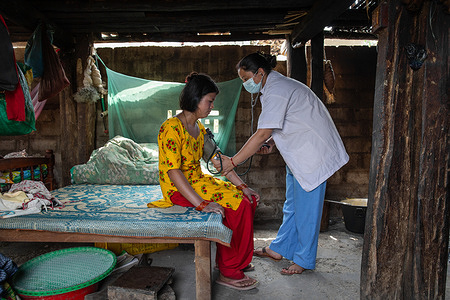 A mother receives care from a “Marie Stopes Lady” health worker at her home in rural Nepal. Marie Stopes International (MSI) Nepal has been helping women and men to make informed choices about sexual and reproductive health for over 20 years. MSI provide safe abortion and family planning services across Nepal. They have a large network of 30 centres, mobile outreach teams and MS ladies, and also work to strengthen public sector services across Nepal.
