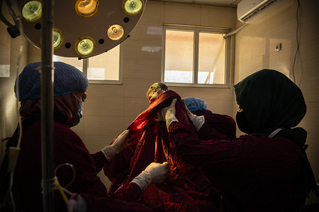 In the surgery room of Kabul’s Malalai National and Specialized Hospital, a team of doctors perform a C-section and deliver a healthy baby on 21 November 2022.  WHO provides technical support and staff training at this hospital. Decades of conflict, displacement, disease outbreaks and natural disasters have taken a huge toll in Afghanistan, leaving more than half of the country’s population in need of humanitarian assistance.  Since August 2021, the impact of the economic crisis on basic services has worsened the situation for vulnerable people and weakened the health system’s ability to cope with multiple threats, including widespread malnutrition, a surge in measles cases, COVID-19, acute watery diarrhoea, natural disasters and the increasing need for trauma care and mental health support. https://www.emro.who.int/afg/photo-essays/12-ways-who-supports-health-in-afghanistan.html#:~:text=12%20ways%20WHO%20supports%20health%20in%20Afghanistan%201,...%208%208.%20Tackling%20COVID-19%20...%20Weitere%20Elemente : 12 ways WHO supports health in Afghanistan