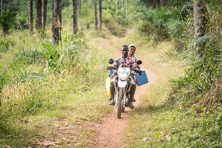 Part of the mobile COVID-19 vaccination team, Nurse Kai uses a local motorbike taxi to access hard-to-reach communities in Sierra Leone on 8 December 2022.  Nurse Koroma is the Nurse In-Charge at the Masselleh Community Health Post in Safroko Chiefdom. The facility serves 3400 people in the surrounding communities.  “The biggest challenge that we have is accessing the patients in the remote villages. Many of the communities can only be reached by bike or on foot, which becomes very difficult in the rainy season,” she said.  In January 2022, WHO, UNICEF and Gavi established the COVID-19 Vaccine Delivery Partnership (CoVDP) to intensify support to COVID-19 vaccine delivery. Working with governments and essential partners, CoVDP provided urgent operational support to the 34 countries that were at or below 10% full vaccination coverage in January 2022 on their pathways toward achieving national and global coverage targets. The greatest benefits of this approach were increases in full vaccination and booster coverage for in both general and high-priority populations – older adults, healthcare workers, and persons with co-morbidities, including immunocompromised persons. Read more about the https://www.who.int/emergencies/diseases/novel-coronavirus-2019/covid-19-vaccines/covid-19-vaccine-delivery-partnership .