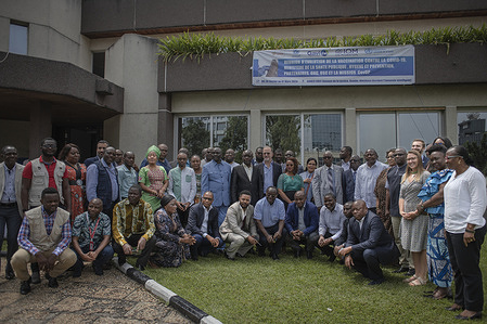 A group photo during an exchange session to help scale up COVID-19 vaccination for high-priority groups in the Democratic Republic of Congo (DRC). The multi-partner session was hosted by the Ministry of Health and its partners in DRC in Kinshasa on March 1, 2023.  In January 2022, WHO, UNICEF and Gavi established the COVID-19 Vaccine Delivery Partnership (CoVDP) to intensify support to COVID-19 vaccine delivery. Working with governments and essential partners, CoVDP provided urgent operational support to the 34 countries that were at or below 10% full vaccination coverage in January 2022 on their pathways toward achieving national and global coverage targets. The greatest benefits of this approach were increases in full vaccination and booster coverage for in both general and high-priority populations – older adults, healthcare workers, and persons with co-morbidities, including immunocompromised persons. Read more about the https://www.who.int/emergencies/diseases/novel-coronavirus-2019/covid-19-vaccines/covid-19-vaccine-delivery-partnership .