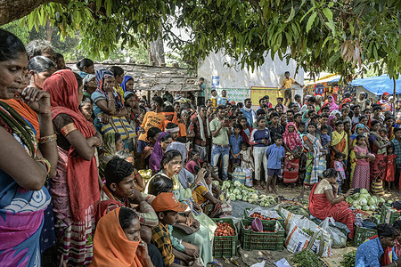 In the weekly open-air market in Mutanpal, malaria campaigns employ theater artists to build awareness about the importance of sleeping under an insecticide-treated net. Here, residents watch an artist demonstrating how to use a net, as well as recommended techniques for washing and drying it. In recent years, India has made impressive gains in reducing its malaria burden, with cases dropping by more than 40% between 2015 and 2021. Most of the remaining cases are concentrated among tribal populations living in rural areas. This photo set describes efforts by local health workers to reach people at risk of malaria in remote areas of Chhattisgarh, a state that accounts for nearly one fifth of the country’s malaria burden. Related: https://www.who.int/news-room/photo-story/photo-story-detail/reaching-people-at-risk-of-malaria-in-remote-areas-of-Chhattisgarh-india