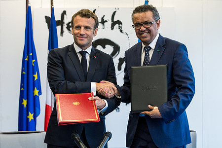 Visit of Emmanuel Macron, President of the French Republic to WHO Headquarters Geneva. He met with WHO Director-General, Dr Tedros Adhanom Ghebreyesus. They signed a Declaration of Intent to establish the WHO Academy that will revolutionize lifelong learning in health. President Macron also met with French WHO staff. Title of officials and WHO staff reflects their respective positions at the time the photo was taken.