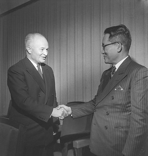 (Left) Dr Brock Chisholm, Director-General of the World Health Organization, and Dr Juan Salcedo, Secretary of Health, Philippines, and President of the Fifth World Health Assembly. Title of WHO staff and officials reflects their respective position at the time the photo was taken.