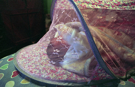 This feature is one of the six photo stories of Great Expectations project for the World Health Day 2005: six mothers living in different countries of the world share their experiences of pregnancy and childbirth. In Egypt, the photographer has been following Samah, from her pregnancy to the birth of her daughter, Basant.