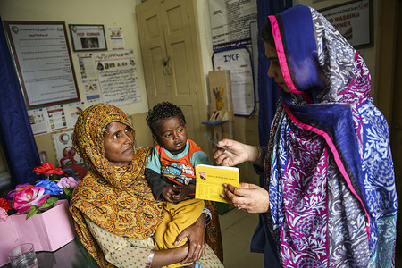 Maternal and child health in Pakistan Afshan (Lady Health Visitor), a nutrition assistant briefs a mother on how to use (MMS) Multiple Micronutrient sachet at nutrition center in Rural Health Centre (RHC) in Raju Nazamani.