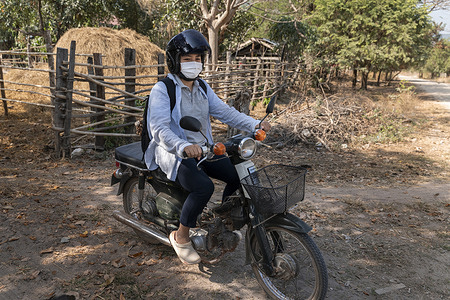 Ly Kanha, 25, leaves on her motorbike after visiting the house of a recovered malaria patient in Peam L’vear village in Cambodia on 29 January 2021. Ly Kanha is a Cambodian midwife who has recently been appointed as a health centre malaria worker for the Cambodia-Japan Friendship Health Center of Chambok. In addition to caring for new and expectant mothers, she now supervises a team of village malaria workers (VMWs) who are tasked with finding, testing and treating all suspected malaria cases in the surrounding villages. The activities that Kanha oversees include the distribution of insecticide-treated mosquito nets and hammock nets, weekly house-to-house fever screenings, targeted drug administration and intermittent preventive treatment for travellers who visit malaria risk areas. The Cambodia-Japan Friendship Health Center of Chambok in Kampong Speu province is located in one of Cambodia’s malaria hotspots. Malaria work in the province can be challenging due to high levels of multidrug resistance and the remaining infections predominantly coming from remote forested areas. Cambodia has been the infamous epicentre of resistance to various artemisinin-based combined therapies (ACTs) –the most effective treatment for malaria. In 2017, Cambodia’s National Center for Parasitology, Entomology and Malaria Control (CNM) launched a malaria intensification to deplete parasite reservoirs in high-risk populations by deploying technical support to provinces, strengthening coordination, and ensuring the full implementation of malaria interventions. Since then, Cambodia has reached historically low malaria incidence levels. In November 2020 the CNM launched the last stage of its intensification plan, a focalized aggressive approach to eliminate P. falciparum malaria by 2023. In Cambodia, this approach is known as the “last mile” of malaria elimination. The response is part of a broader initiative supported by WHO’s Mekong Malaria Elimination programme to eliminate malaria in the Greater Mekong subregion by 2030.
