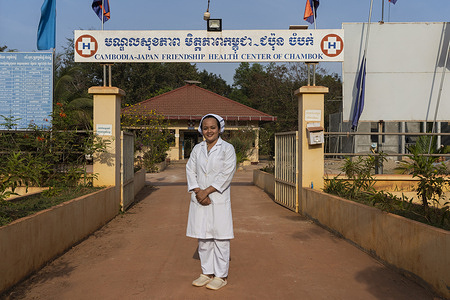 Ly Kanha, 25, poses outside the Cambodia-Japan Friendship Health Center of Chambok in Beng village, Cambodia on 29 January 2021. Ly Kanha is a Cambodian midwife who has recently been appointed as a health centre malaria worker for the Cambodia-Japan Friendship Health Center of Chambok. In addition to caring for new and expectant mothers, she now supervises a team of village malaria workers (VMWs) who are tasked with finding, testing and treating all suspected malaria cases in the surrounding villages. The activities that Kanha oversees include the distribution of insecticide-treated mosquito nets and hammock nets, weekly house-to-house fever screenings, targeted drug administration and intermittent preventive treatment for travellers who visit malaria risk areas. The Cambodia-Japan Friendship Health Center of Chambok in Kampong Speu province is located in one of Cambodia’s malaria hotspots. Malaria work in the province can be challenging due to high levels of multidrug resistance and the remaining infections predominantly coming from remote forested areas. Cambodia has been the infamous epicentre of resistance to various artemisinin-based combined therapies (ACTs) –the most effective treatment for malaria. In 2017, Cambodia’s National Center for Parasitology, Entomology and Malaria Control (CNM) launched a malaria intensification to deplete parasite reservoirs in high-risk populations by deploying technical support to provinces, strengthening coordination, and ensuring the full implementation of malaria interventions. Since then, Cambodia has reached historically low malaria incidence levels. In November 2020 the CNM launched the last stage of its intensification plan, a focalized aggressive approach to eliminate P. falciparum malaria by 2023. In Cambodia, this approach is known as the “last mile” of malaria elimination. The response is part of a broader initiative supported by WHO’s Mekong Malaria Elimination programme to eliminate malaria in the Greater Mekong subregion by 2030.