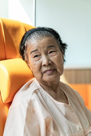 Mdm Ng Marng, a patient at Outram Community Hospital, poses for a portrait in Singapore, 4 March 2021. The population in Singapore and the Western Pacific Region is ageing rapidly. In order to prepare, society and healthcare systems are evolving to support people throughout their life with long-term care and social services integrated at the community level. As Singapore’s only cluster of community hospitals, SingHealth Community Hospitals (SCH) supports the nation’s ageing population by establishing partnerships between community welfare services and its own community health team, including nurses, doctors and allied health staff. To that end, this social prescription (prescribing community involvement vs. drugs) aims to go beyond the health sector to address the underlying social factors in treating a person. SCH aims to address social determinants of health early in the inpatient setting through social prescribing, particularly when its patients stay for an average length of 21 days, and with about 90% of them above 60 years old. The goal of social prescribing is to connect the health and social sectors to provide more holistic care to patients through addressing the social determinants of health and underlying psychosocial factors that contribute to poor health. This approach takes various forms, such as healthcare providers directly referring patients to community-based services, or referring them to specialized in-house “link workers” or what is referred to by SingHealth as wellbeing coordinators, who provide referred patients with focused counselling. Wellbeing coordinators can also co-design personalized wellness plans with patients, routinely follow up on patients to monitor their progress, and make use of behaviour change techniques. During COVID-19, this programme has also helped teach older people how to use smartphones, QR codes, Wi-Fi and WhatsApp in order to stay connected.
