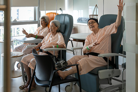 Patients (L-R) Khoo Kim, Chua Cheng and Cheng Wang enjoy a virtual performance during Variety Hour in their ward in Outram Community Hospital in Singapore, 4 March 2021. The population in Singapore and the Western Pacific Region is ageing rapidly. In order to prepare, society and healthcare systems are evolving to support people throughout their life with long-term care and social services integrated at the community level. As Singapore’s only cluster of community hospitals, SingHealth Community Hospitals (SCH) supports the nation’s ageing population by establishing partnerships between community welfare services and its own community health team, including nurses, doctors and allied health staff. To that end, this social prescription (prescribing community involvement vs. drugs) aims to go beyond the health sector to address the underlying social factors in treating a person. SCH aims to address social determinants of health early in the inpatient setting through social prescribing, particularly when its patients stay for an average length of 21 days, and with about 90% of them above 60 years old. The goal of social prescribing is to connect the health and social sectors to provide more holistic care to patients through addressing the social determinants of health and underlying psychosocial factors that contribute to poor health. This approach takes various forms, such as healthcare providers directly referring patients to community-based services, or referring them to specialized in-house “link workers” or what is referred to by SingHealth as wellbeing coordinators, who provide referred patients with focused counselling. Wellbeing coordinators can also co-design personalized wellness plans with patients, routinely follow up on patients to monitor their progress, and make use of behaviour change techniques. During COVID-19, this programme has also helped teach older people how to use smartphones, QR codes, Wi-Fi and WhatsApp in order to stay connected.