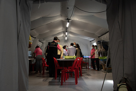 The Operation Centre of Princess Mother National Institute on Drug Abuse Treatment (PMNIDAT) Thanyarak Field Hospital during a field visit on 19 May 2021. Thailand was the first country in the WHO South-East Asia Region to get WHO verification for its emergency medical team (EMT) in July 2019. This classification makes Thailand’s EMT the 26th in the international roster of WHO classified, internationally deployable medical teams. To support the COVID-19 response in the country, Thailand’s EMT has adapted roles and responsibilities to provide treatment and care at a conventional hospital. The EMT supported the hospital in triage, remote treatment and care, counselling, dispensing medication and hospital referral. The Princess Mother National Institute on Drug Abuse Treatment established a ward for the care of COVID-19 patients on 10 April 2021, supplying 34 beds for patients in need of respiratory assistance. On 22 April, it created an extended ward to make another 200 beds available and began accepting patients.